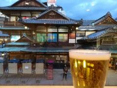 あー、ビールが飲みたい！と思ってると、目の前のお店にビールがあったので、入ってみました☆
ライトアップされた道後温泉を見ながら、ビールだなんて、幸せ！