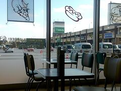 イライラするのはきっと空腹のせいね。
レンタカー営業所近くのTOMITON内にあるA&Wに入ります。
