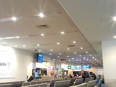 京急ＥＸイン羽田のシャトルバスは、路線バスと同じ乗車定員５８名の大きなバス。
座席は１５程度しかなく、後は吊革につかまって立って乗る。
大きなスーツケースを持った人が多いと乗車可能人数はグーンと減るので、他の人達も話していたけど実質乗車可能人数は３０人前後じゃないのかな。
それでも近隣ホテルのシャトルバスよりは乗れる人数が多いので、朝からドキドキしなくていいかも。

朝５時発のバスに乗るため、発車１０分前にバス乗り場の地下１階にエレベーターで降りたら、既に１０名強のお客様が待っていました。
ギリ座れた。
無料朝食を蹴って乗った５時バス。
次の５時３０分バスは、朝食を食べてから乗ろうとした人達でもっと混んだんだろうと思う。

使わなかった朝食券は、地下１階の自動チェックアウト機の上のかごに入れる。

