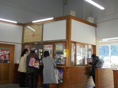 油津駅　有人駅ですが、窓口業務は委託です。
ＳＵＩＣＡ精算できません