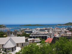 空港からバスに乗りそのまま市内観光
FOLの丘→朝市→ウアントロの丘→ニューカレドニア・ラグーン水族館の順にまわりました。

写真はFOLの丘です。
