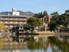 駅から歩く道のりで猿沢池の横を通ります。
静かな池畔は市民の憩いと言ったようなのどかな空気が流れております。
ちなみにこの池、猿沢池七不思議にある通り、水が流れ入る川も流れ出る川もないのに常に一定の水量を保つ不思議な池。不思議ですねぇ。