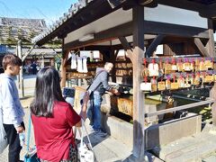 手水所で参拝前のお清めをしましょう。
外国の方は参拝前のお清めの習慣がないから新しい経験、だって。
まぁ知らなかったんだから仕方ないよね。

そう言えば海外の寺院でも手水の習慣って見た事ないけど、これって日本独自なのかな？