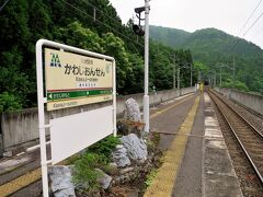 14:16　川治温泉駅に着きました。（新藤原駅から6分）

上り列車と行き違いのため４分間停車します。
温泉の駅名となっていますが、川治温泉は次の「川治湯元駅」が最寄り駅です。（謎）