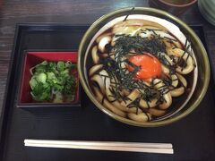 月見伊勢うどん530円。麺は極太で柔らかい。伊勢うどんってこういうものみたい。つゆの色が濃いけど、味は見た目ほど濃くなくて美味しかった。卵の黄身と合うので月見にして正解。