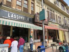 ジャイプールはラッシーでも有名。
その有名なお店は映画館Raj Mandir近くにある三件続きのLassiwala(ラッシー屋)。