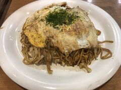 レンタカーを返却する前にGS探すもなかなか見つからず…結局店で清算。
途中で給油しているのだけど、その時のレシートがいるって事で。。。
探して。キャリーケースの方に入れてしまっていたのでちょっと面倒でしたが。

広島駅新幹線口にはお好み焼き屋さんが何店舗かあります。
悩みましたがお好み焼きみっちゃん総本店さんに決定。
というお店でこちらは焼きそばのみ。