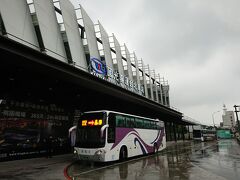 翌日は野柳に行くので国光バス台北駅ターミナルの場所などの下見をし、また食べます。（笑）

桃園空港への足としておなじみの国光客運。

台北駅西側にあった台北西站A棟は、エリア再開発計画に伴い閉鎖。台北駅東側の東三門に臨時のバス停が設けられていましたが、2017年に新ターミナルが完成です！
