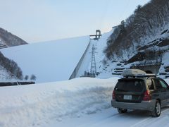 事前に調べた情報によると、奈良俣ダムまでの道は矢木沢ダム同様に冬季閉鎖していますが、ダム堤体が見える辺りまではギリギリ閉鎖していない様なので、行ってみました