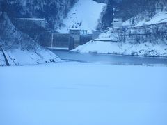 厳冬期の奥利根4ダムの内、矢木沢ダムは冬季閉鎖で無理として
須田貝ダム、奈良俣ダムと訪問して残りは藤原ダムです

藤原ダムは他の3ダムより、やや下流にあります。（須田貝ダムより12km程下流）
水上方面に下っていくと、その雄姿が見えてきました

ダム付近は湖面が見えますが上流部は湖面が凍結していて、その上に雪が積もっています