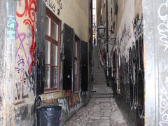 Mårten Trotzigs grändは、ガムラスタンで唯一残る階段のある小路。
一番狭いところは９２センチ。