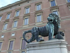 リッダーホルメンからMyntgatan を通り、
王宮のあるLejonbackenへ。
北側のファサードのテーマは、権力。
権力の象徴を示すライオンの勇ましい彫刻がある。