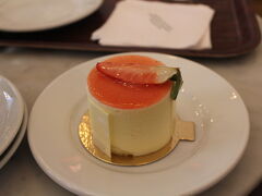 １５時ごろ、ヴェーテカッテンへ。
広い店内は、お茶をする人たちでいっぱい、
なんとか席を見つけ、スムルトロンのケーキを頂く。
美味しかった～。