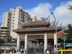 2日目の最初は台北観光のテッパン、龍山寺へ。
11：00頃到着。

青空に茶色の屋根が映えていました。
地下鉄の駅からすぐの街中のお寺です。
