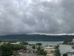 講習後は常宿にチェックイン。屋上からの川平湾の眺め。二日目の講習がなくなったので、なにをやるかを屋上で検討しようとしまいたが、寒すぎて部屋に戻ります。
いつもりようしてる「りんぱな」に電話して、明日、明後日のツアーが無いか確認。明日は、強風なのでツアーはないけど、月曜日はトレッキングのツアーがあるということで、月曜日の候補はトレッキング。明日は、どうしよう。とりあえず、今晩のマッサージを予約して街に向かいます。