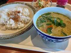 おやつにベトナム料理。9月以来２回目ですが、なぜか覚えてくれてました。地の魚のカレーです。