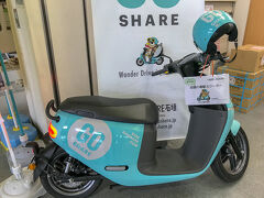 マッサージに行く前に、明日のツアーを探しに離島ターミナルへ。西表でカヌーツアーもいいなと、前回利用した旅行会社に。ただ、冬はカヌーなどのツアーはないようなので離島に行くのは断念。うろうろしていると、最近始まったとは聞いていた電動スクーターが置かれていました。最近始まったけど、あまりにも情報がすくなく離島ターミナルに置かれていることは知りませんでした。
明日はこのバイクを借りることにします。
https://www.ridegoshare.jp/