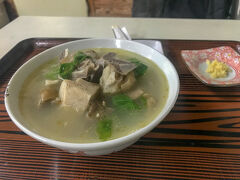 知人のFacebookで、魚が美味しい店のことを書いていたのを思い出し、店に行ってみます。しかし、満席。ただ、予約可能のようなので予約。席が空くと電話くれるようです。待つ間、お腹も空いたので山羊汁。