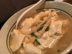 その後、ゆし豆腐そば？
これ、ゆし豆腐なのかな？
普通の豆腐じゃないのかを店員に尋ねるも、
「当店のゆし豆腐は固めなんです」
と言ってました。