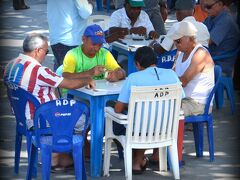 【オリンダの街並み（ペルナンブコ州／ブラジル）】

これはブラジルの落ち着いた海岸では良く見られる光景.....お年寄り（だいたいおっちゃん）達がカードゲームに興じています....マージャンか？