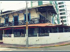 【オリンダの街並み（ペルナンブコ州／ブラジル）】

オリンダにはコロニアル風の建築物が残された旧市街地（歴史地区）があり、毎年2－3月に、そこを起点に、カーニバルが始まります。

写真：海沿いのレストラン