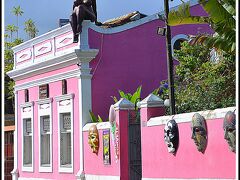 【オリンダの歴史地区（ペルナンブコ州／ブラジル）】

教会から少し奥に入ると、派手な色塗られた建物も鎮座します。屋根に「豊満な女性像」が....。建物自体は古いのでしょうが、モダンです....