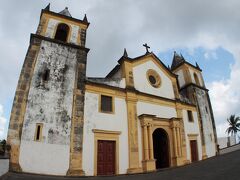 【オリンダの歴史地区（ペルナンブコ州／ブラジル）】

これが十字架の前に建つ（丘の上の頂上にある）「セー」教会です。ただの汚い教会ではないんです.....