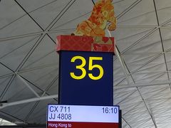 The Wingから動く歩道を駆使してCX711の出発ゲートの35番へ。幸い優先搭乗を開始したくらいでした。