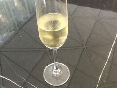 成田出発の遅れを引きずって、香港に到着。乗り継ぎ用のセキュリティを通過して、最寄りのラウンジとなるThe Wingファーストクラスラウンジへ。
受付で乗り継ぎ便のCX711のゲート番号を聞くと、なんと35番。シャンパーニュバーで1杯だけ引っかけて、ゲートへ向かいました…。