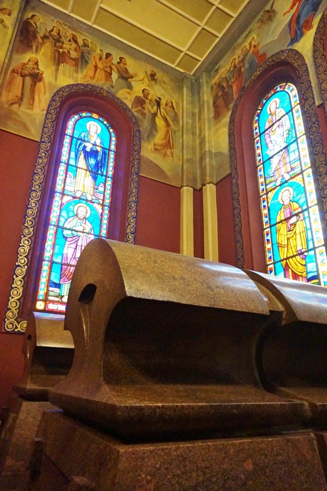 正面の祭壇奥、皇帝ハイレ・セラシエ1世とその妻の大きな棺が安置されています。