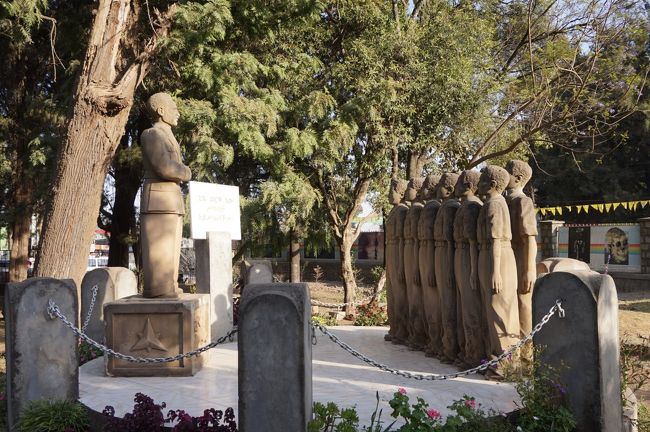 博物館敷地内に展示されている石像。<br />皇帝ハイレ・セラシエ1世が青年将校の前でメッセージをしている様子でしょうか。