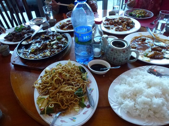 四川料理と称する中華をツアー客7人でシェアーして食します。これまでのエチオピアの食事に比べてず～と美味しい・・・皆さん食が進みます。