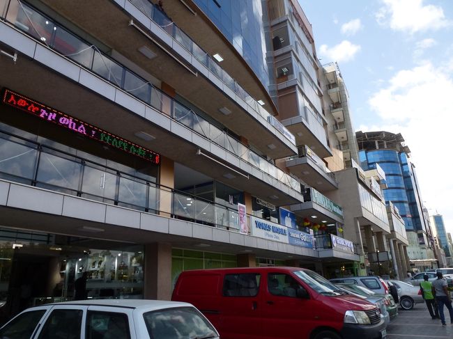 ビルが並ぶ繁華街。