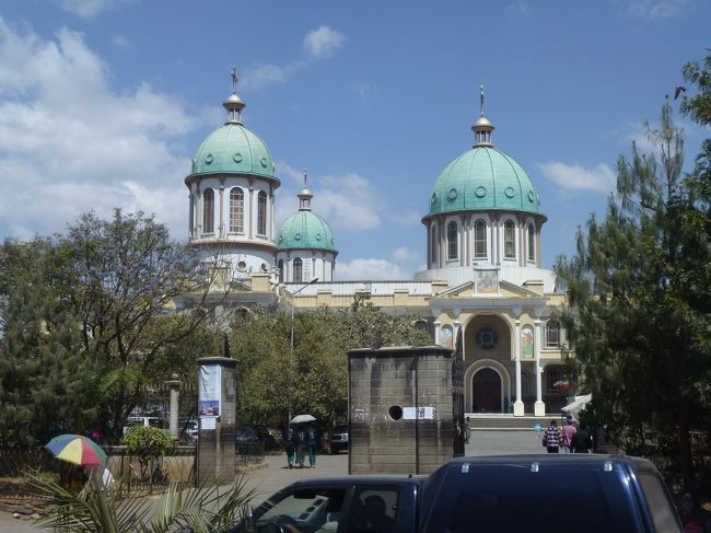 青いドーム屋根のモダンな造りの教会が見えます。
