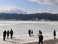 下諏訪駅から２０分ほど歩いて、諏訪湖畔の赤砂碕というところへ行きます。
「御神渡り」が見えてきました。