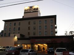 泊まりは上諏訪温泉のこのホテル。
もとは高級ホテルだったのか、１泊５５００円（朝食付き）にしては、実に快適でした。
