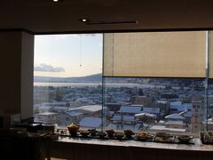 寒い朝一番に「御神渡り」が見るために、前日の最終の特急で岡谷という諏訪湖畔の市のホテルに泊。
少々古いホテルでしたが、朝食会場からは凍結した諏訪湖が良く見えました。


