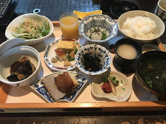 翌朝。朝早くから朝風呂で汗を流す。<br /><br />そして朝ごはん。<br /><br />大好きな豆乳鍋がないっ。<br /><br />なんだか、がっかりですわ その②<br /><br />夏だから？<br />しかも、薄暗いカウンターへ通されて<br />水出しコーヒーのサービスもなかった。<br /><br />今回のきらの里の マイナスポイント