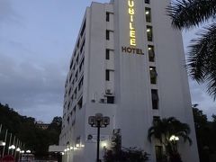 今回のお宿、Jubilee Hotelへ到着。
宿泊費が高いブルネイの中では手ごろな方で、無料空港送迎付き。
オールドモスク方面へ徒歩で行けて、1階にはミニマートも併設。
安旅行にはオススメです。