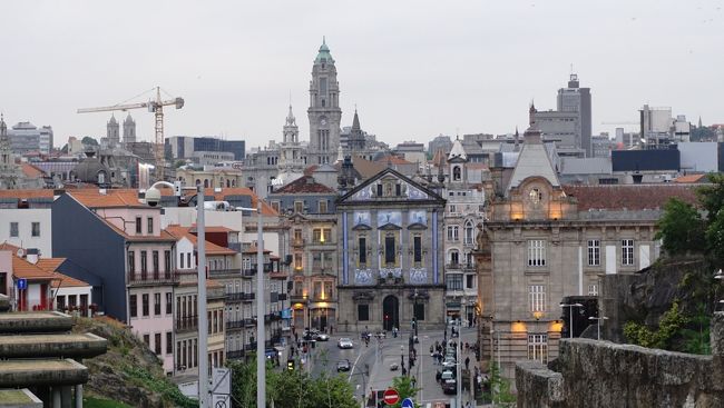 街の表情も昼間とは違う感じに。ドンルイス1世橋を渡り修道院がある丘まで向かいます。