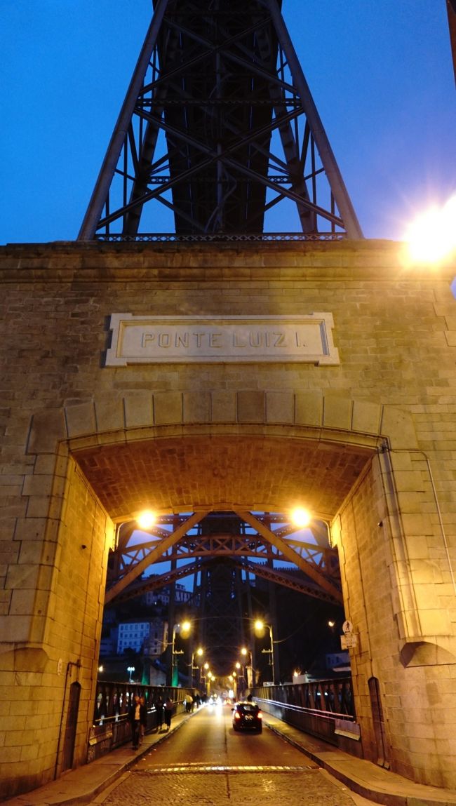 ドンルイス1世橋の1階部分です。やはりエッフェルさんのお弟子さんの設計という特徴が出ていますね。美しい橋でした。