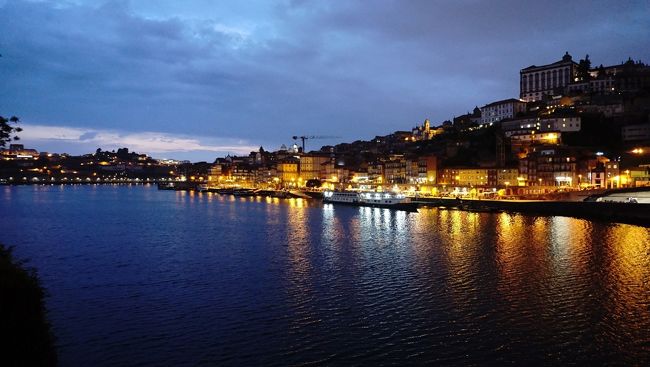 橋の上から街並みを・・・ライトアップが完全にされてきました。