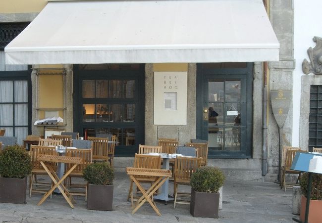 ひとしきり夜景を楽しんだあとは、食事へ！　Terreiroへ。かわいらしい小さなお店ですが、外にも席が用意されていて、そちらで食事を楽しみました。魚介が美味しいお店でした！