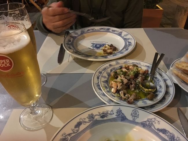 Super bockとタコのマリネを！タコが美味しいのです。こちらのお店は地物の海老のボイルが有名のようですが、この日は売り切れでしたが地物ではない海老のグリルも美味しかったです。白ワインも美味しかったです。