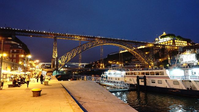 食事の後は、ドウロ川沿いをお散歩。すっかり夜になりましたが、人々で賑わっていました。