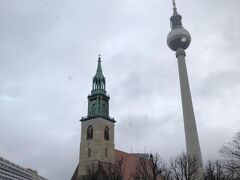 少し進むとベルリンテレビ塔の前に
聖マリア教会が見えてきました。
ブランデンブルグ門に行くためにはここを左折します。