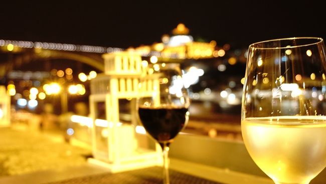 夜景が望めるバーでポルトガルのワインを！ポートワインでないポルトガルワインをいただきましたが美味しかったです♪