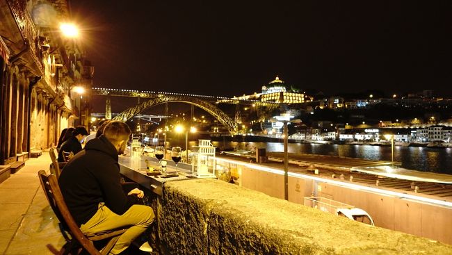 こんな感じの夜景を楽しみながらお酒が飲めるなんて、幸せです～