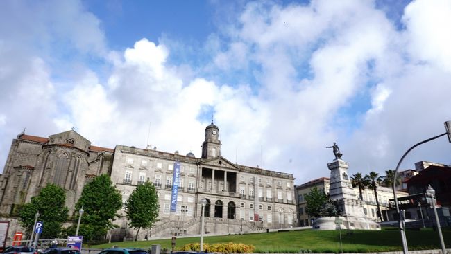 翌日の朝は街散策とともに美術館なをめぐる予定としましたが、ボルサ宮殿はガイドツアーしか受付しない様子・・・ちょっと時間がないため、泣く泣く断念しました・・・宮殿の前の広場が素敵です。