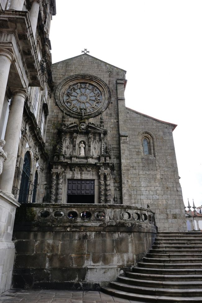 サンフランシスコ教会に。外観はシンプルな色合いですが、内装はとても豪華なものでした。